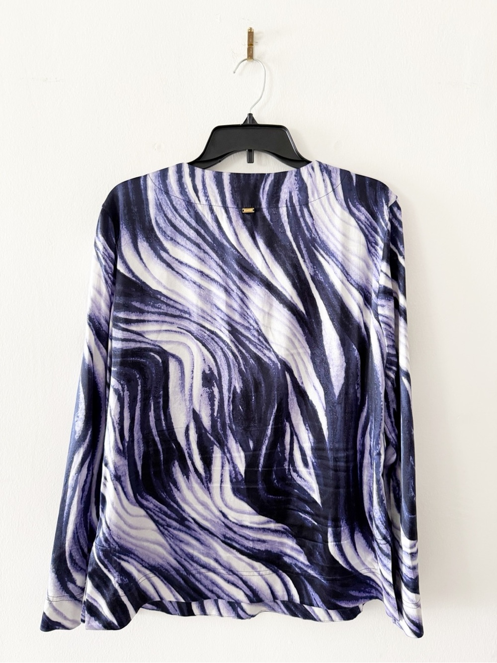 St. John Satin Silk Abstract Marble Print Long Sleeve Blouse Size Medium (M) - Picture 2 of 10